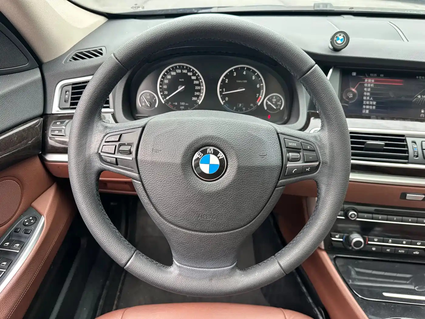 BMW 5 Series GT 2015 528i Leading фото 27