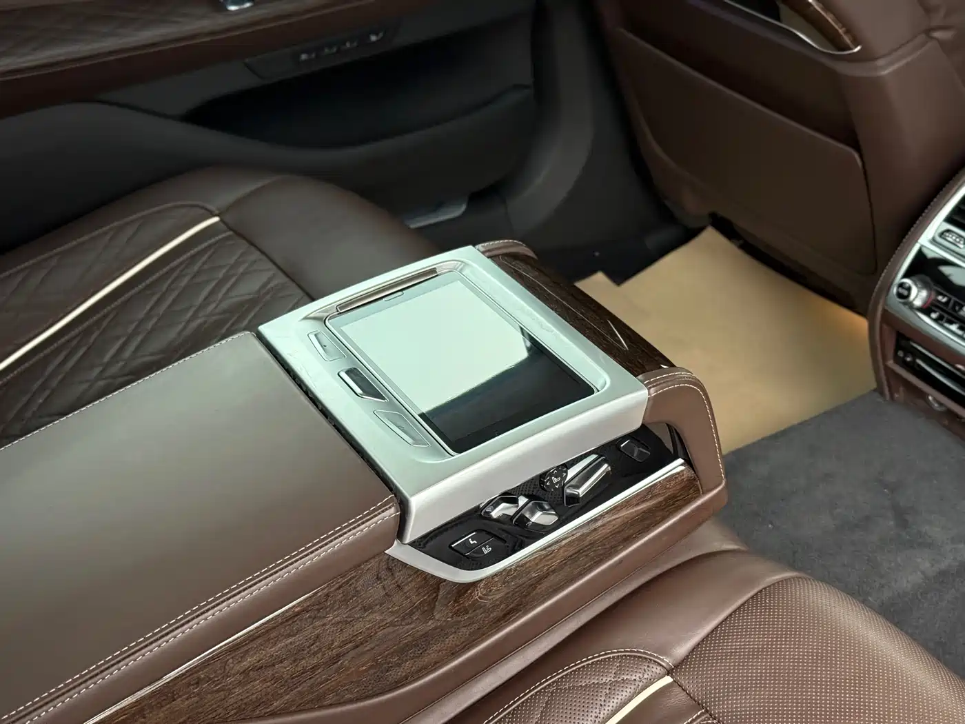 BMW 7 Series 2019 740Li Premium Luxury Package фото 14