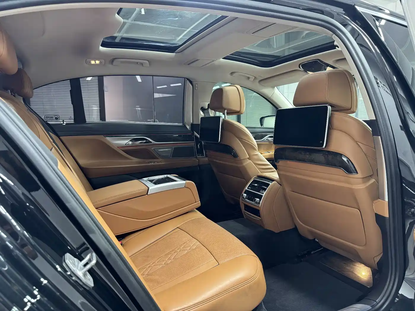 Фото 13 - BMW 7 Series