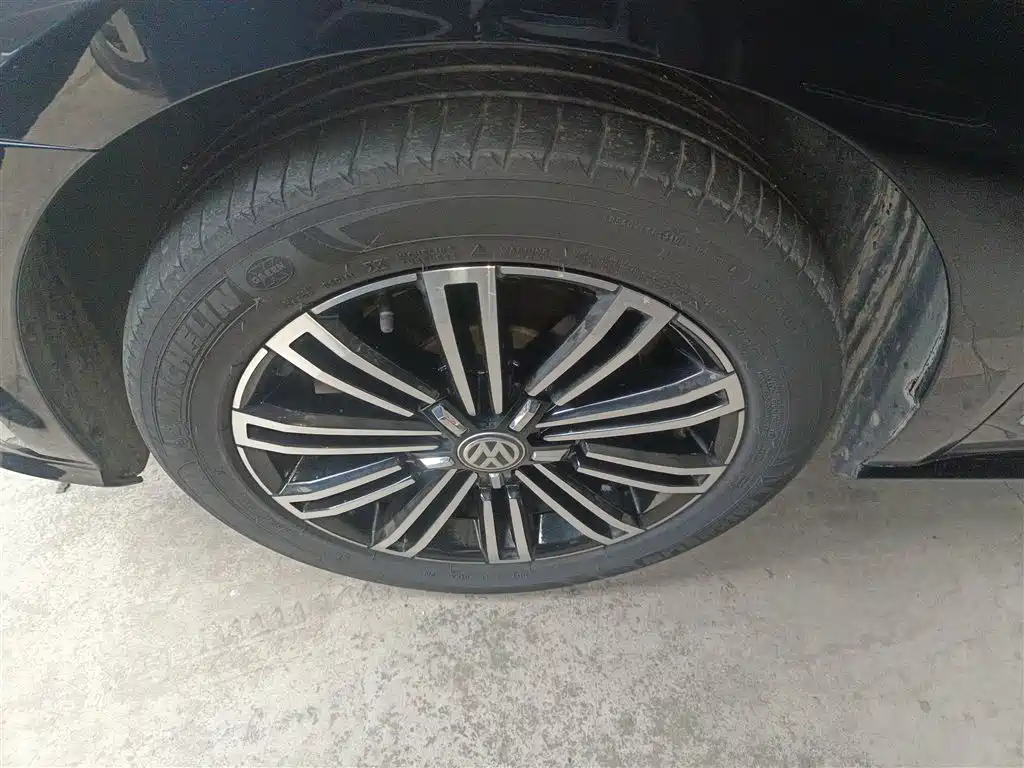 Volkswagen Passat 2017 330TSI DSG Luxury фото 22