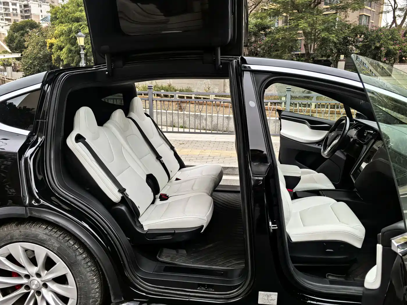 TESLA MODEL X
