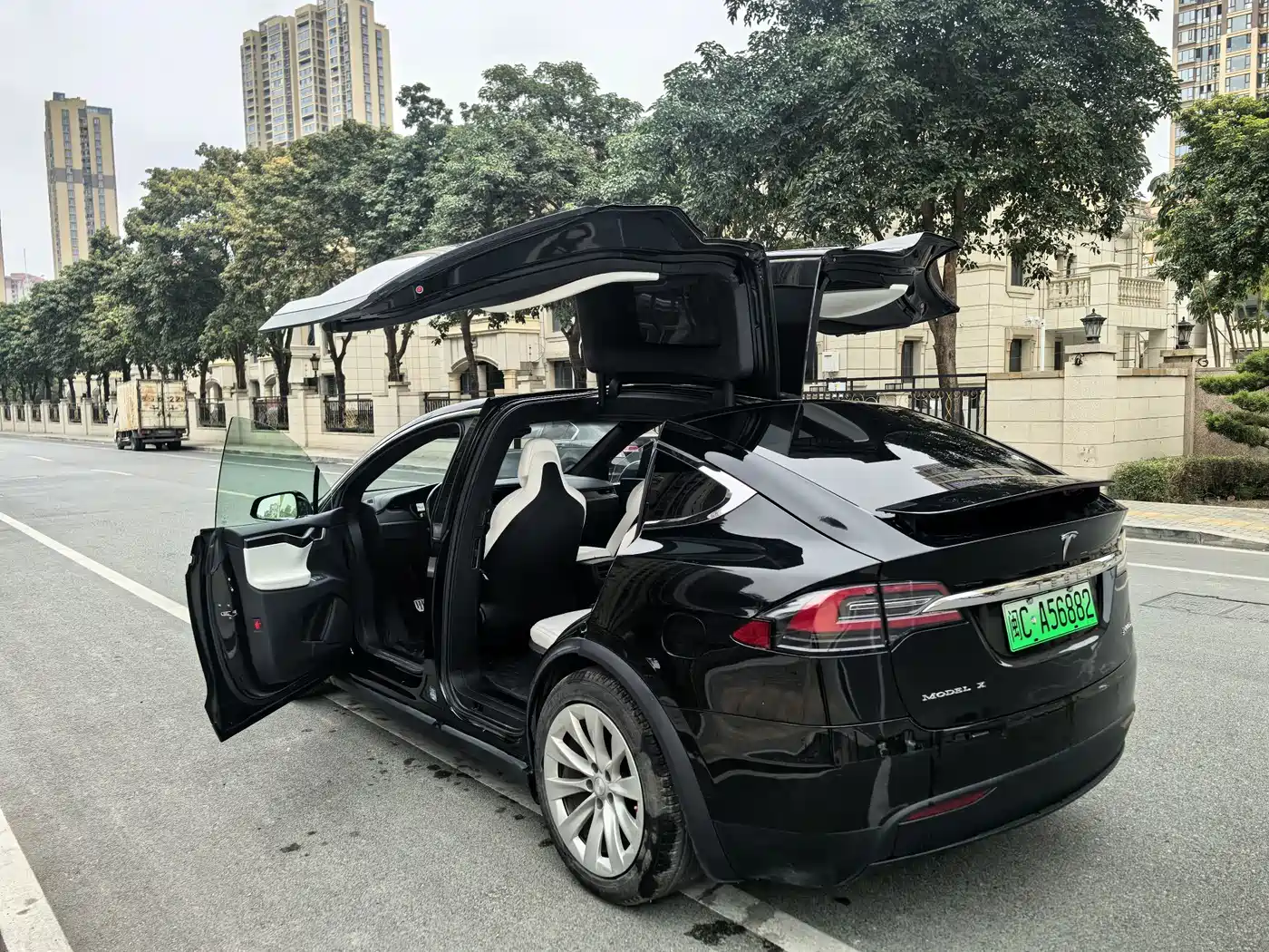 TESLA MODEL X