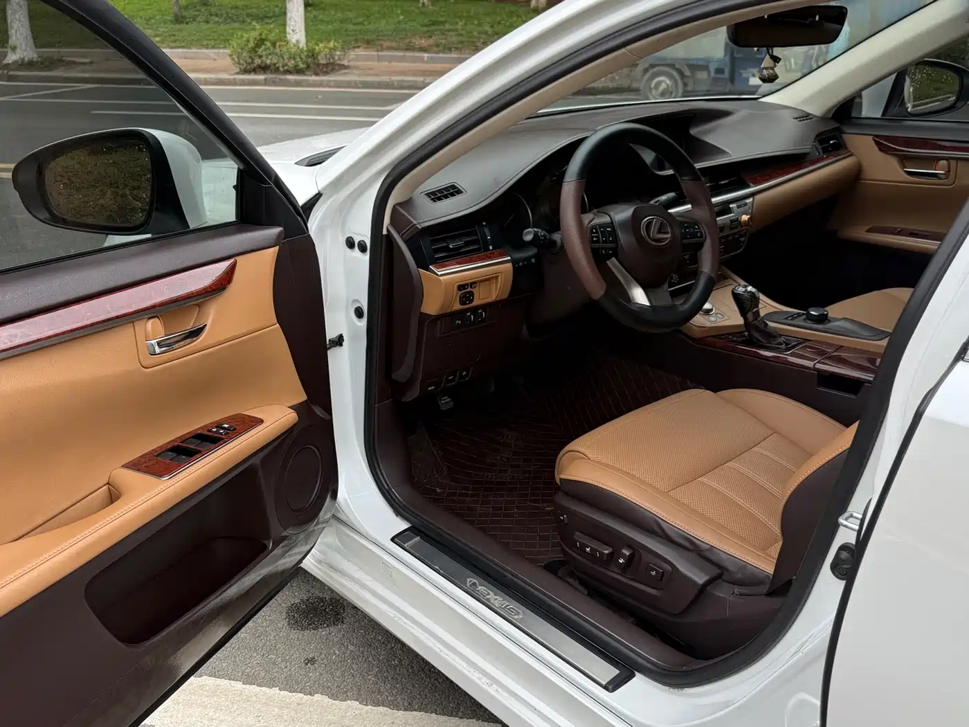 Lexus ES 2016 200 Midnight Special Limited Edition фото 9