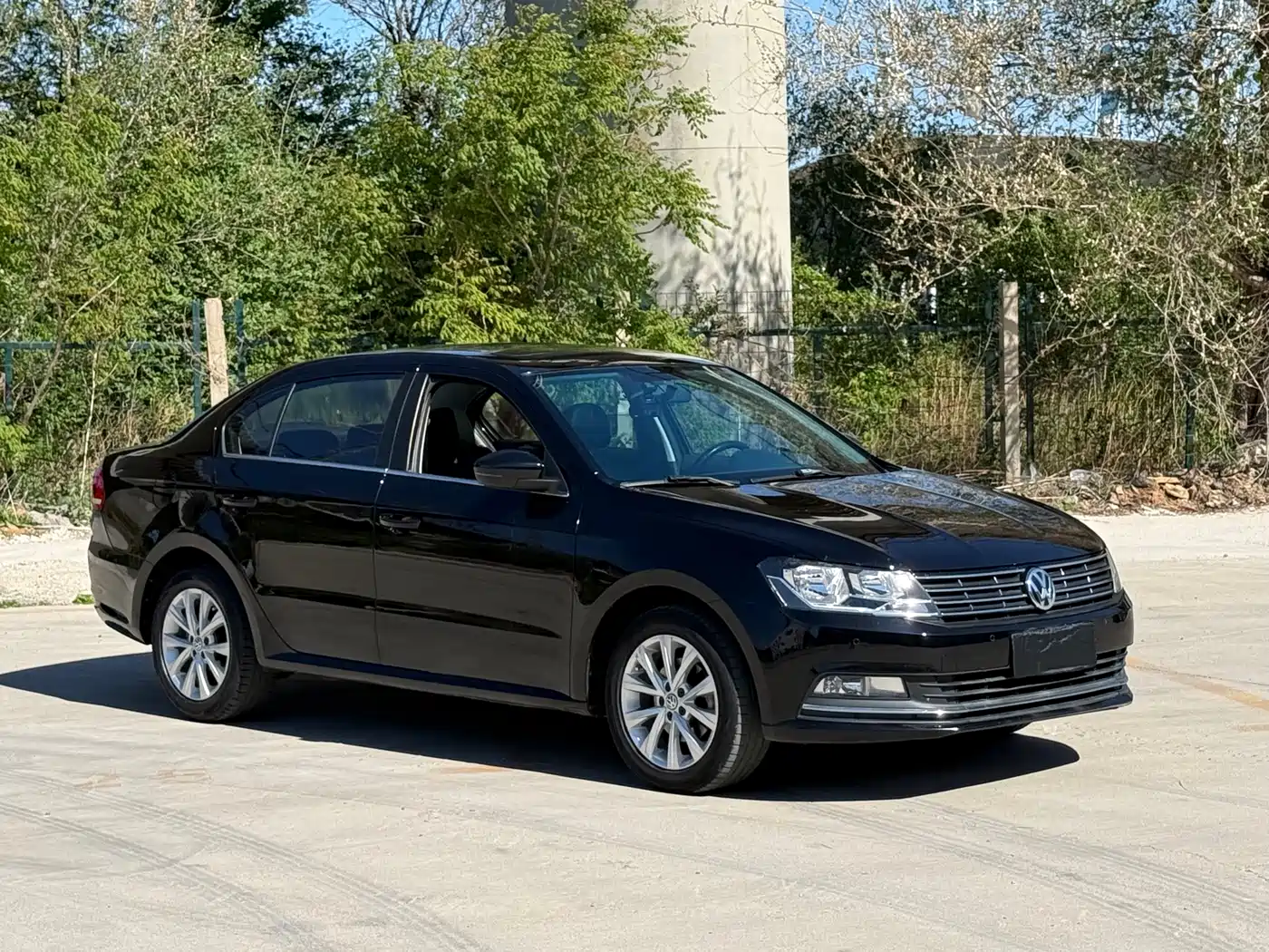 Volkswagen Lavida 2015 1.6L Automatic Comfort Edition фото 3