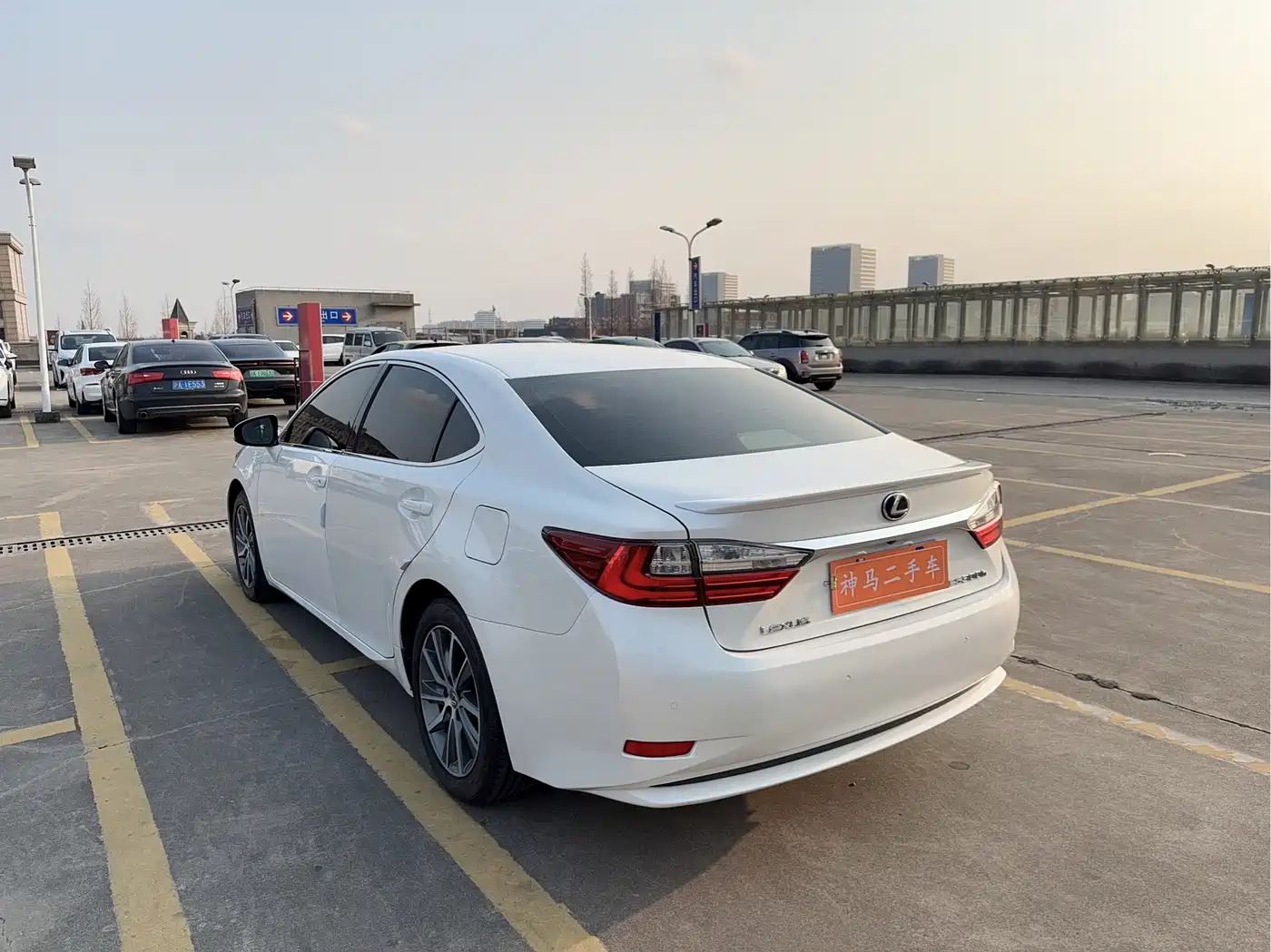 Lexus ES 2015 300h Comfort Edition фото 4