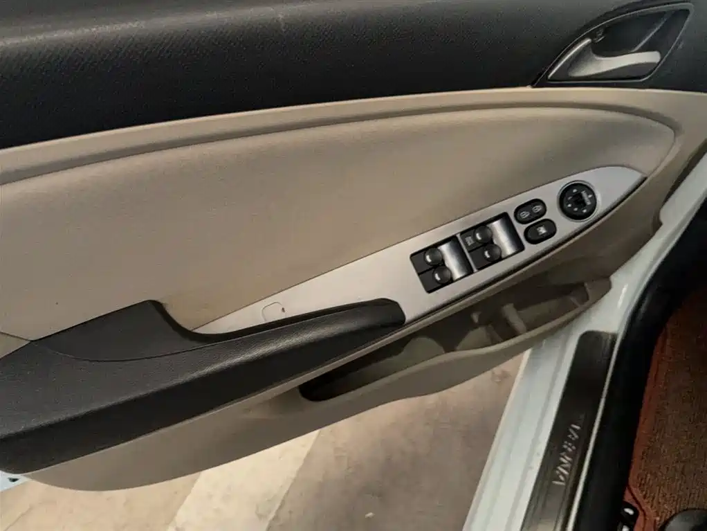 Hyundai Verna 2014 1.4L Automatic Leading GLX фото 15