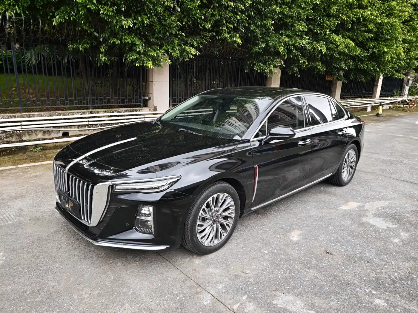 Фото 1 - Hongqi H5