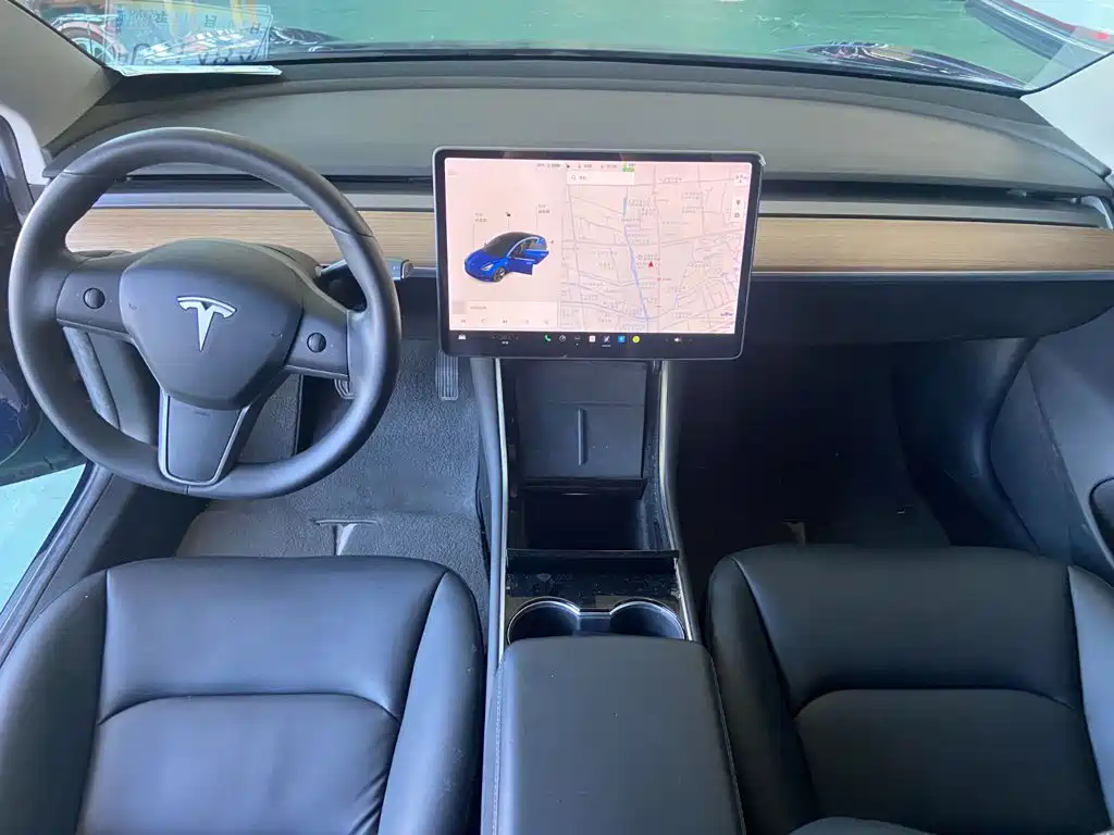 Фото 3 - Tesla Model 3