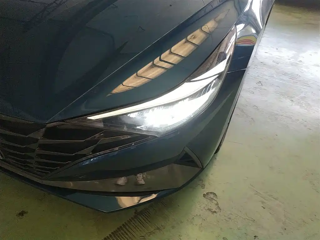 Hyundai Elantra 2021 1.5L CVT LUX Premium Edition фото 24