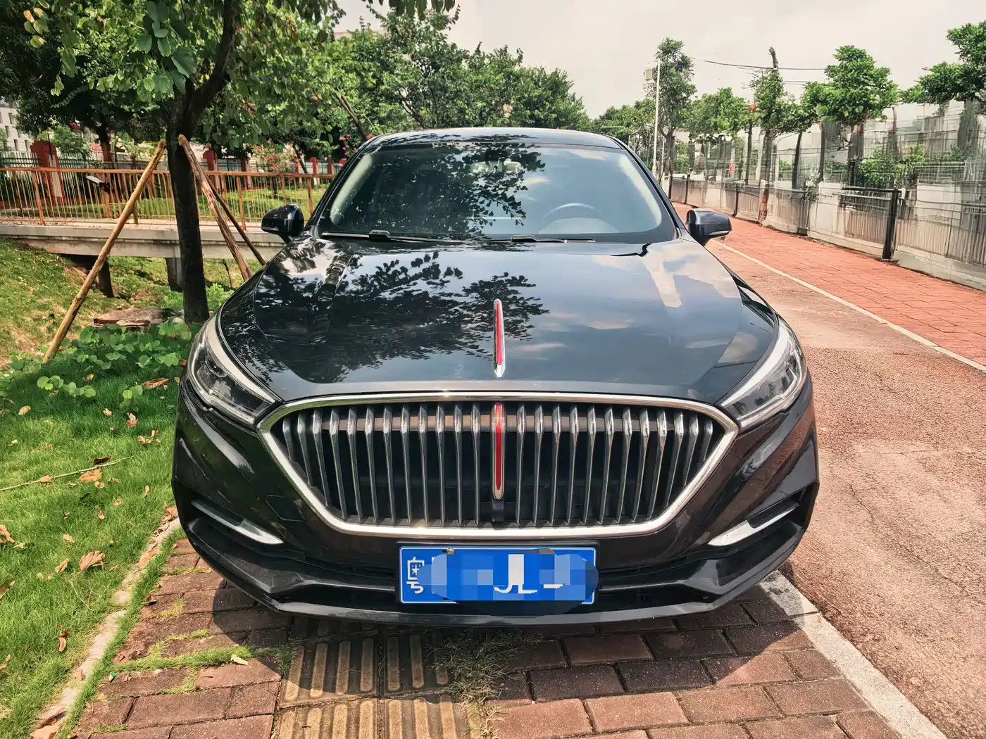 Photo 2 - Hongqi H5