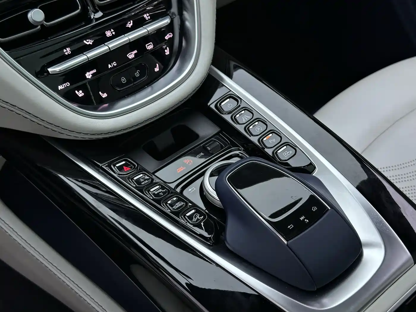 ASTON MARTIN DBX