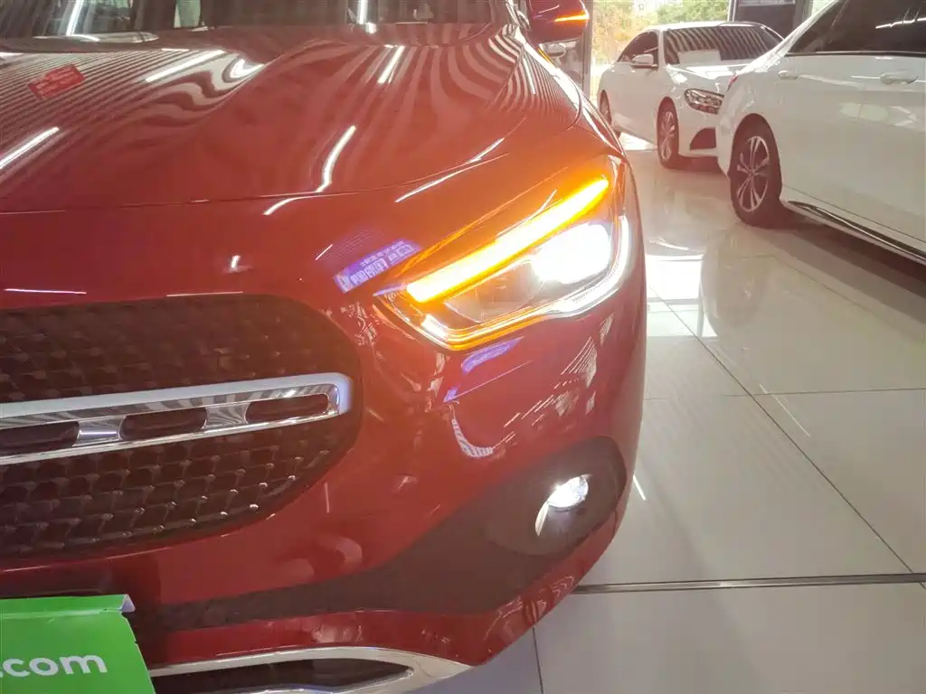 MERCEDES-BENZ GLA
