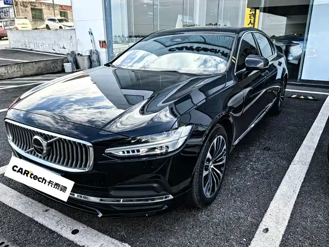 Volvo Volvo S90 2024 B5 Momentum Luxury Edition