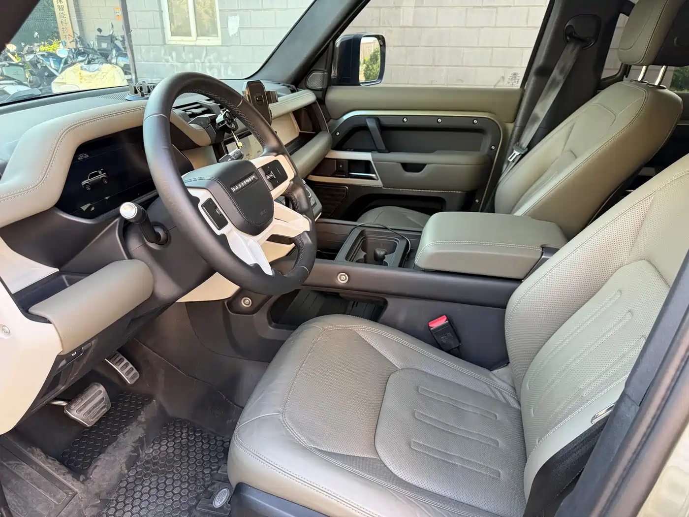 Photo 4 - Land Rover Defender