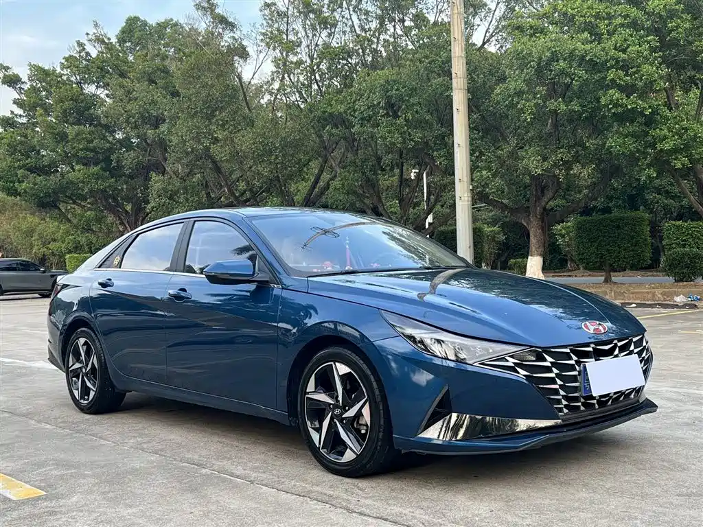 Hyundai Elantra 2021 1.5L CVT LUX Premium Edition фото 3