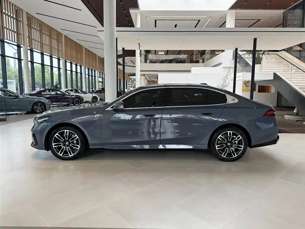 BMW 5 Series 2024 530Li Leading M Sport Package фото 6