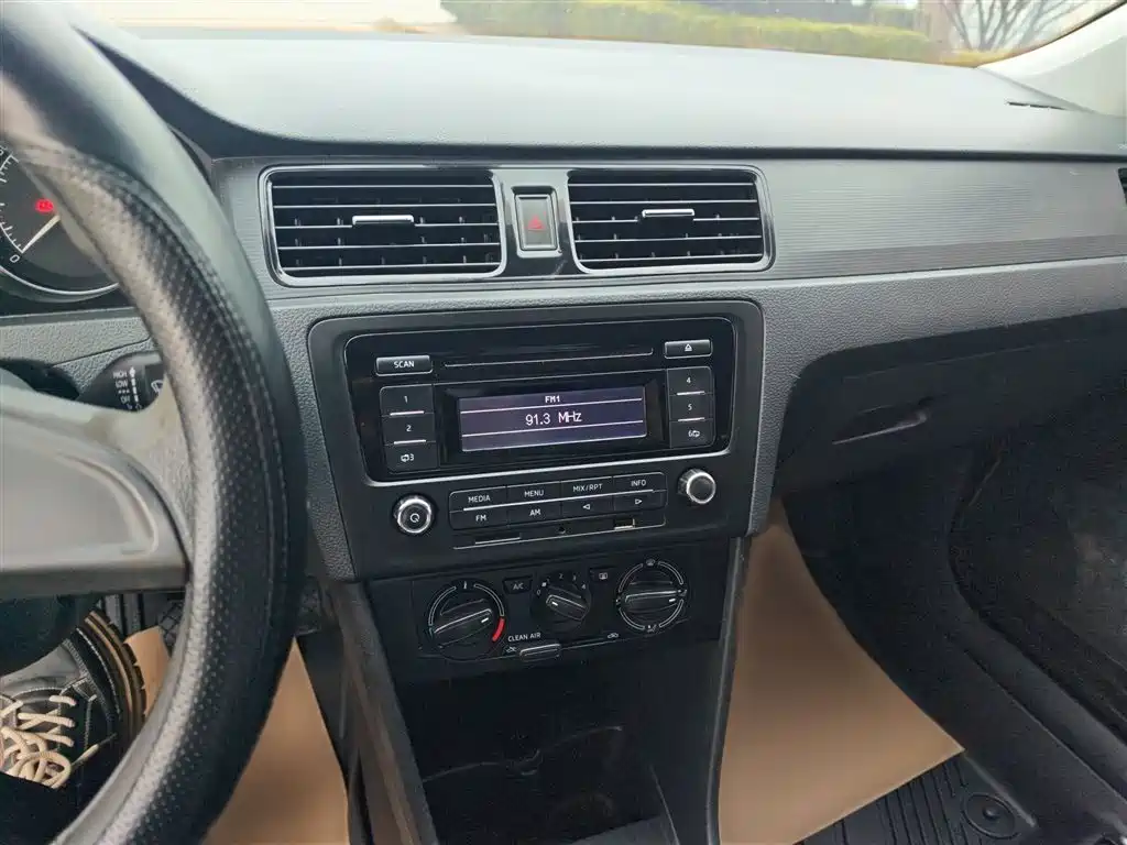 Škoda Skoda Rapid Spaceback 2016 Facelift 1.6L Manual Forward Edition фото 13