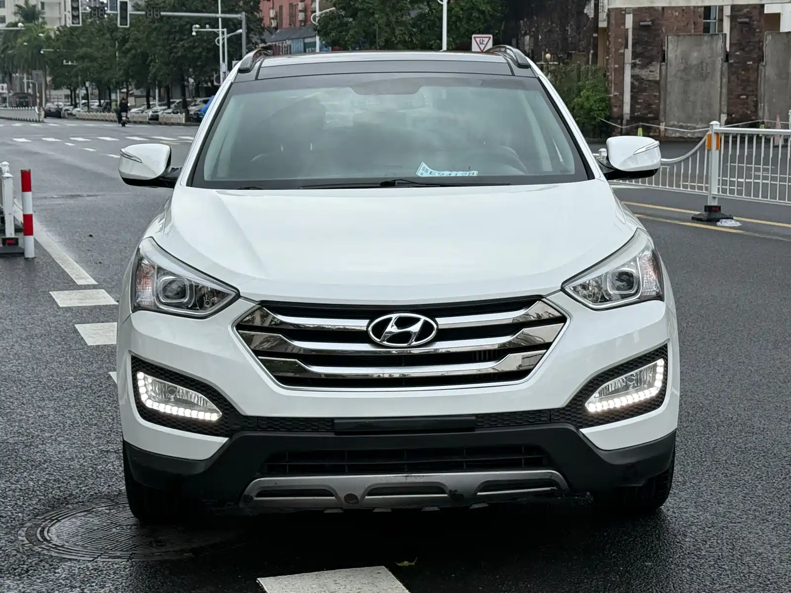 Photo 2 - Hyundai Santa Fe