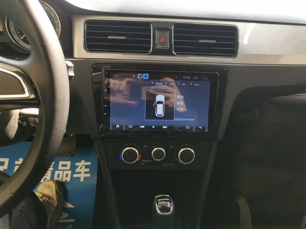 Škoda Rapid 2018 1.6L Automatic Comfort Edition фото 9