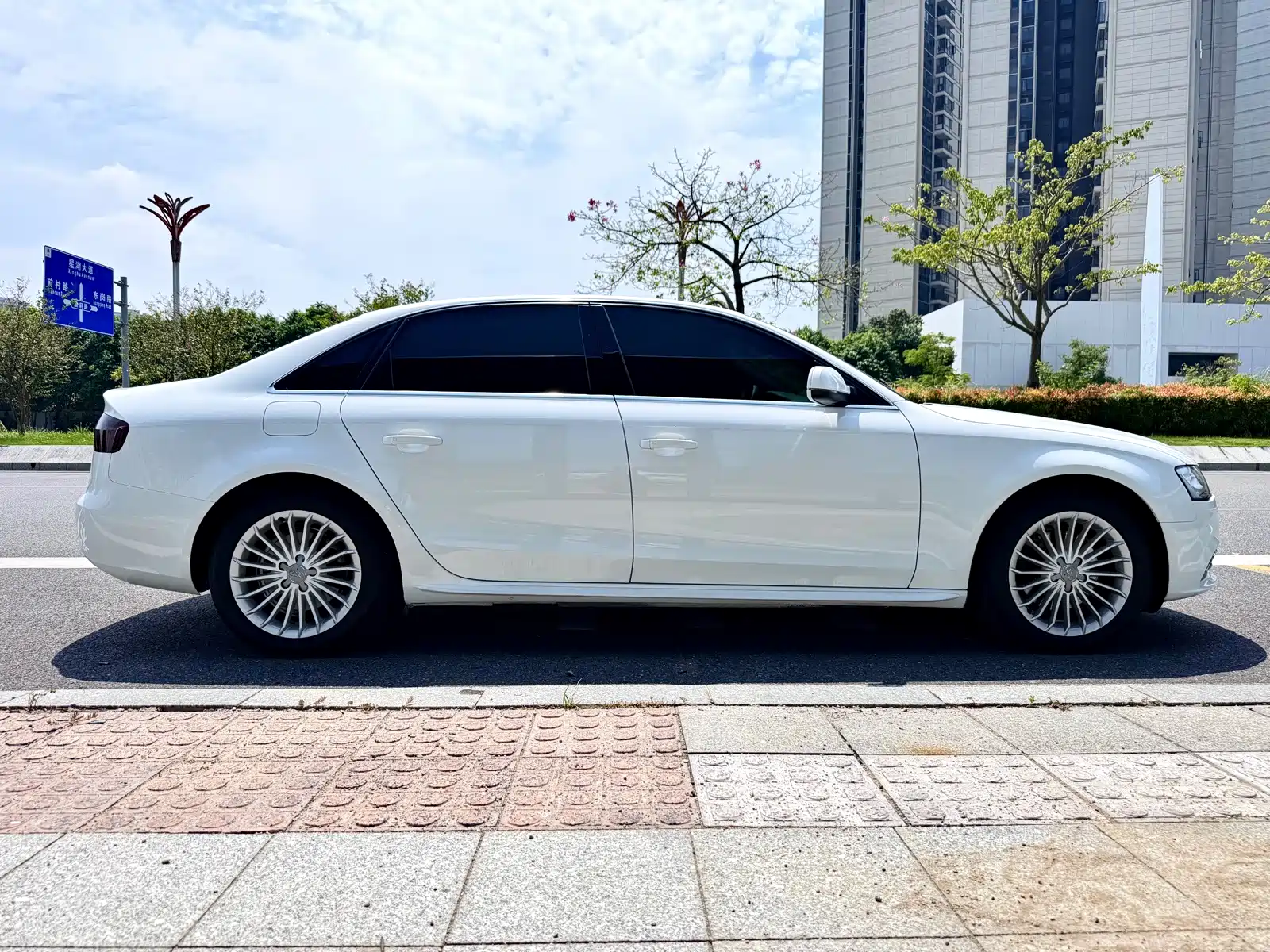 Фото 5 - Audi A4L