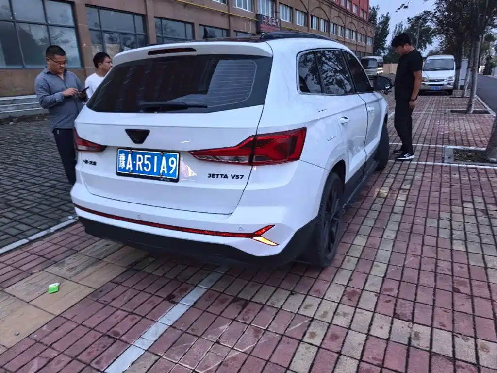 Photo 8 - Jetta VS7