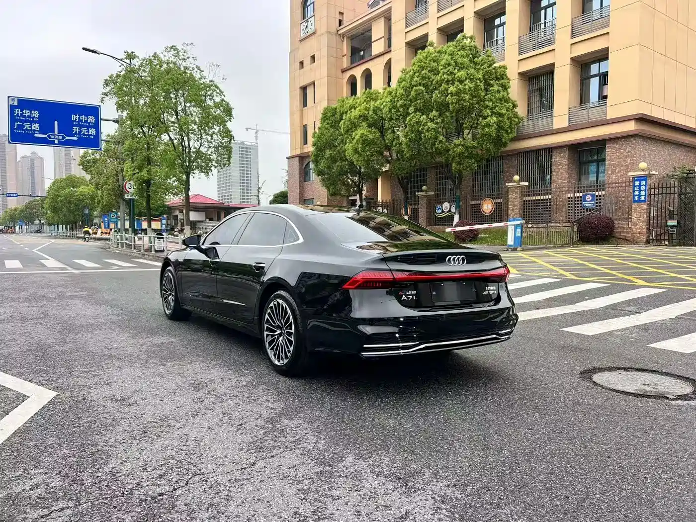 Photo 7 - Audi A7L