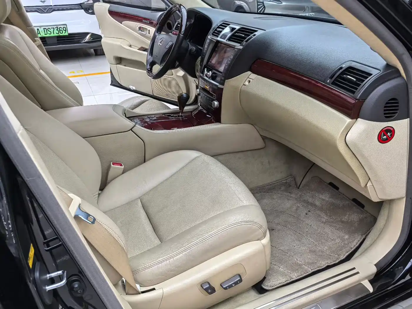 Photo 9 - Lexus LS