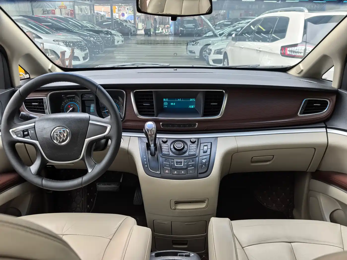 Buick GL8 2015 2.4L Luxury Business Exclusive Edition фото 16