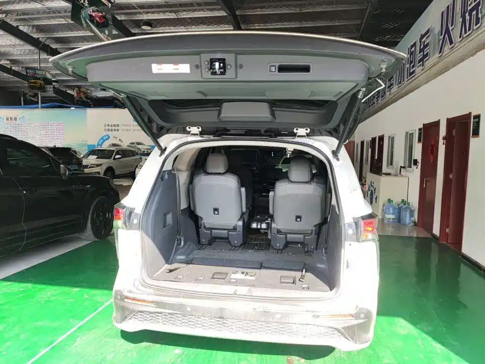 Toyota Granvia 2023 2022 2.5L Hybrid Premium Edition