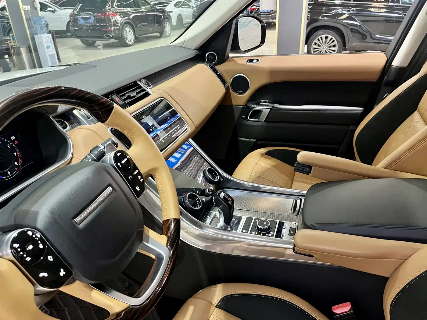 Land Rover Range Rover Sport 2021 3.0 L6 Gloss Black Edition фото 9