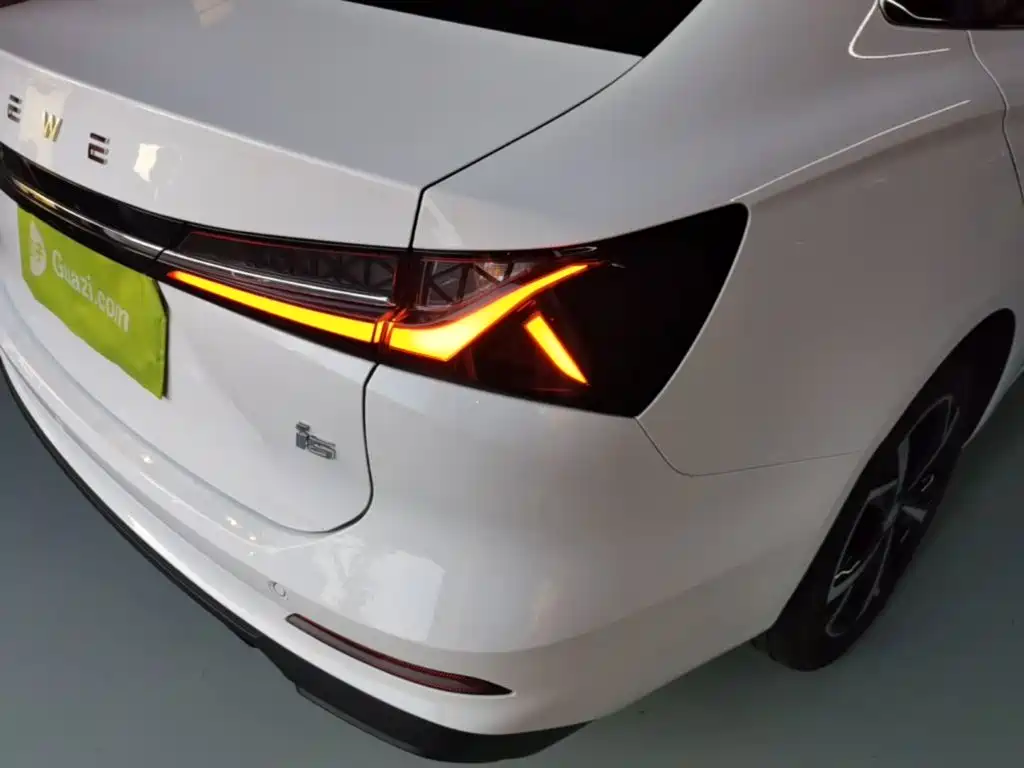 Фото 8 - Roewe i5