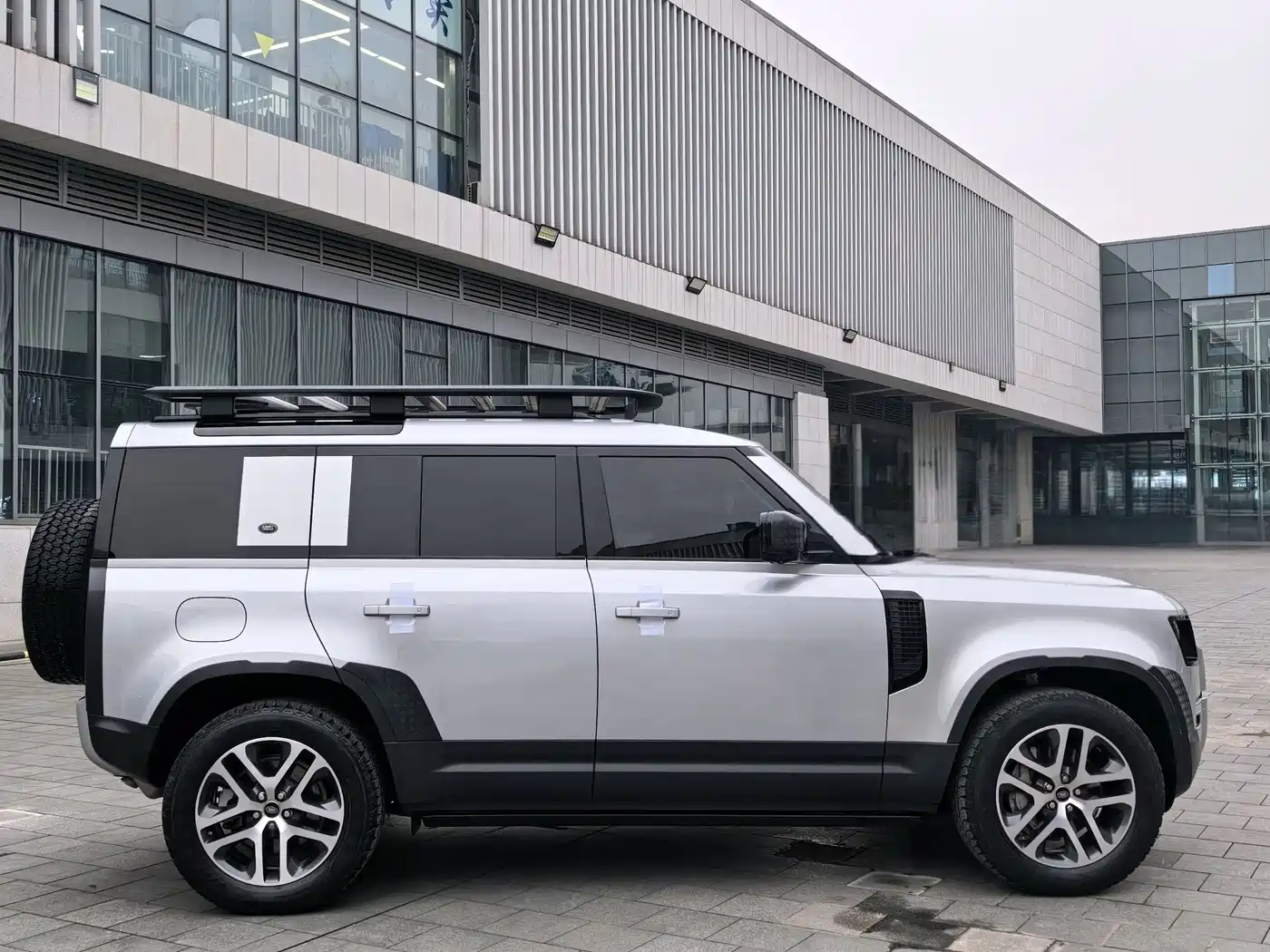 Land Rover Defender 2021 110 P400 Dark Special Edition фото 18