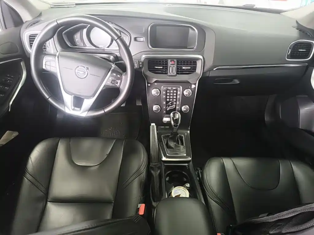 Фото 10 - Volvo V40