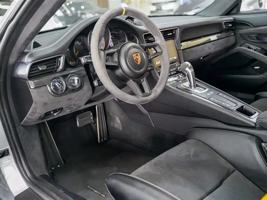 Porsche 911 2018 GT2 RS 3.8T фото 2