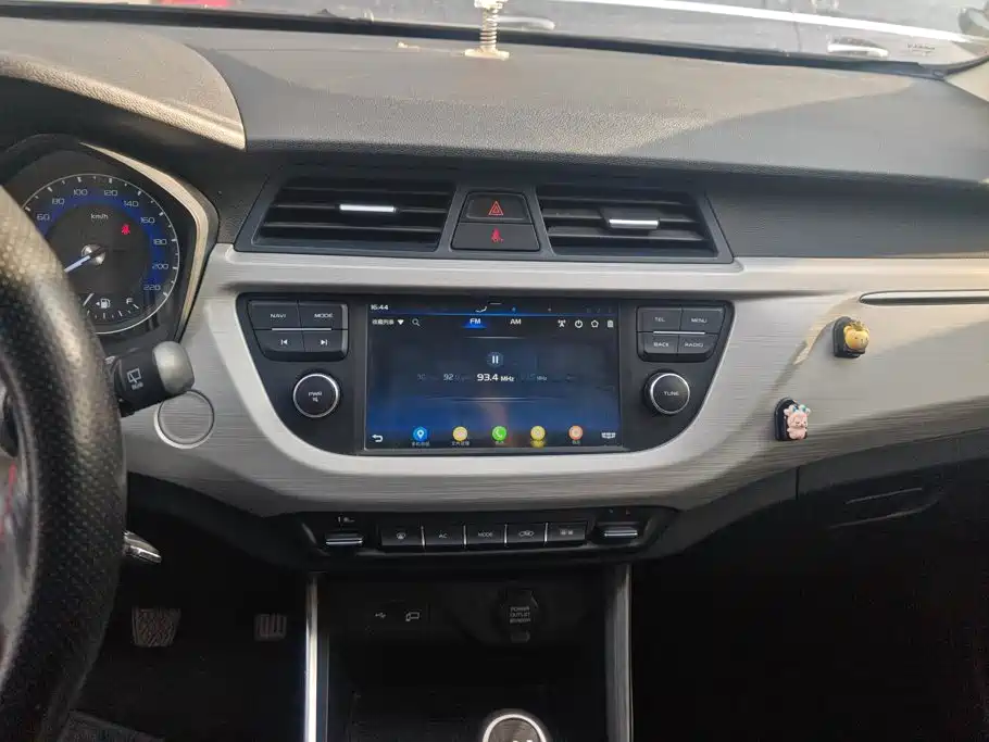 Фото 13 - Geely Vision X3