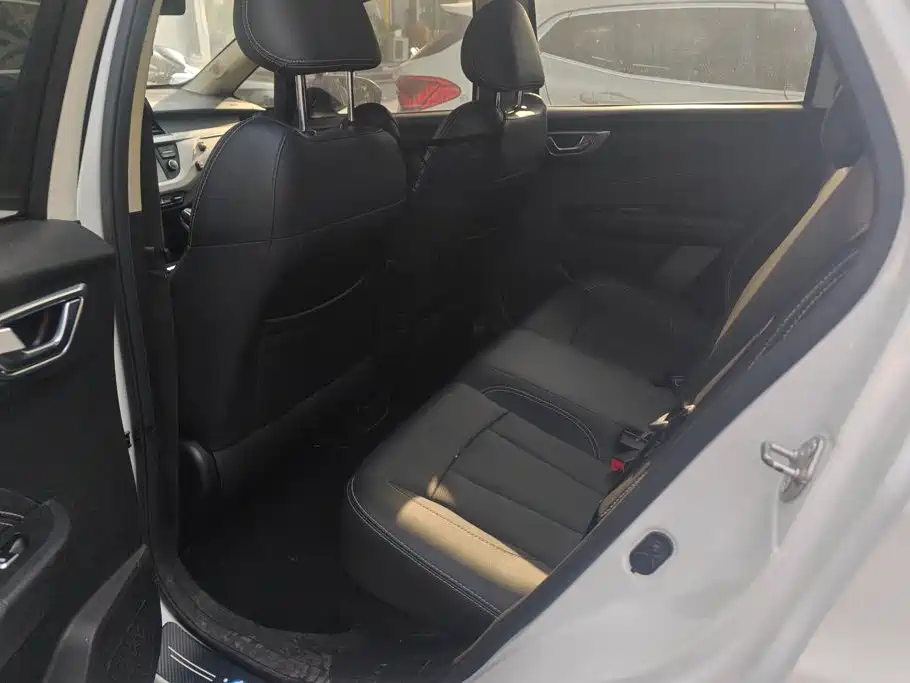 Фото 11 - Geely Vision X3