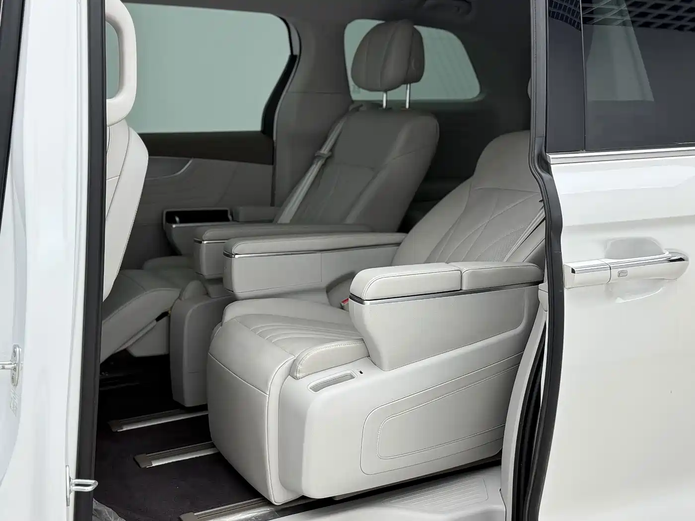 Roewe iMAX8 EV 2025 2025 1.5T DMH Land Luxury Edition