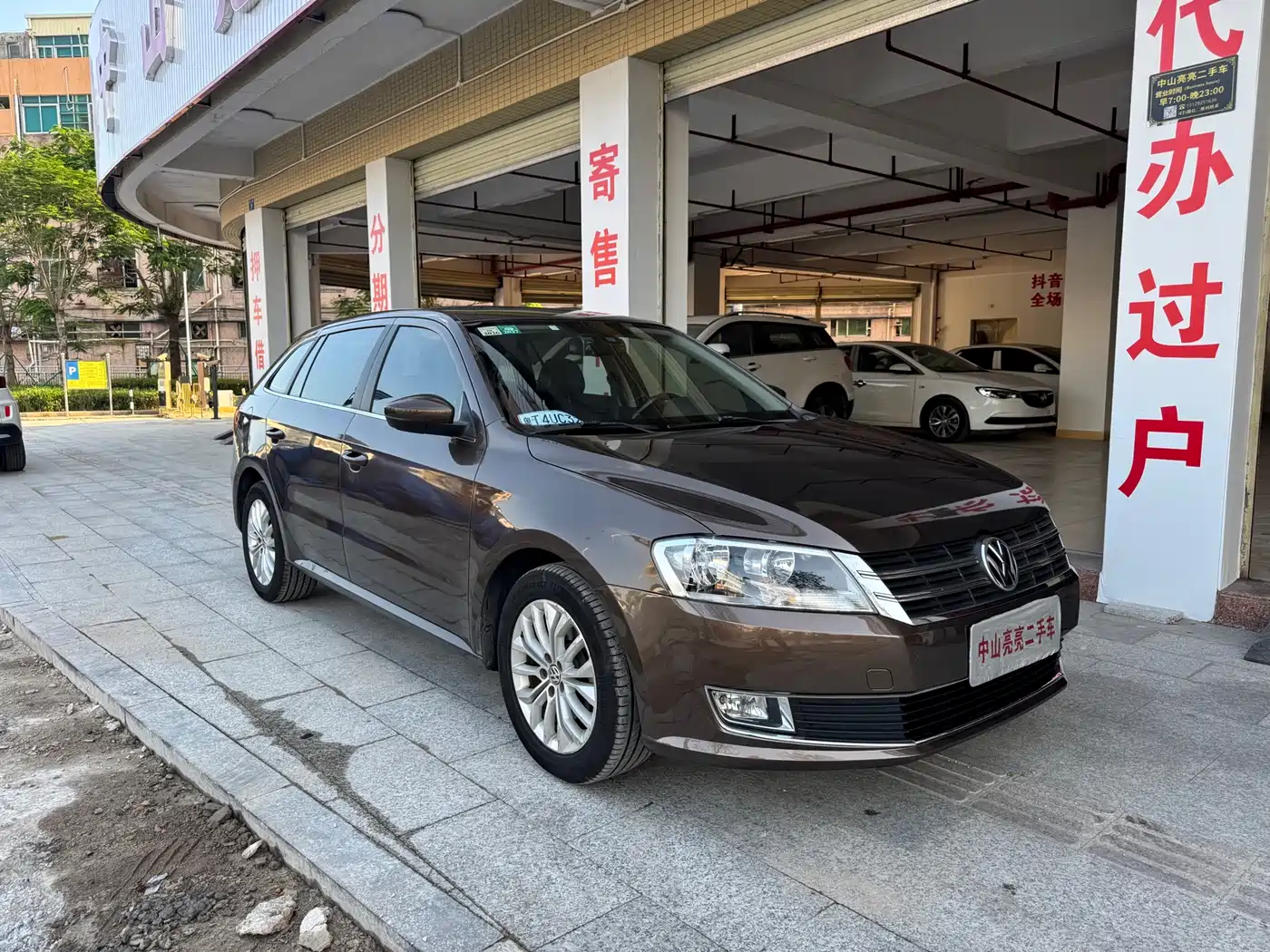 Volkswagen Lavida Tour 2013 1.6L Auto Luxury фото 2