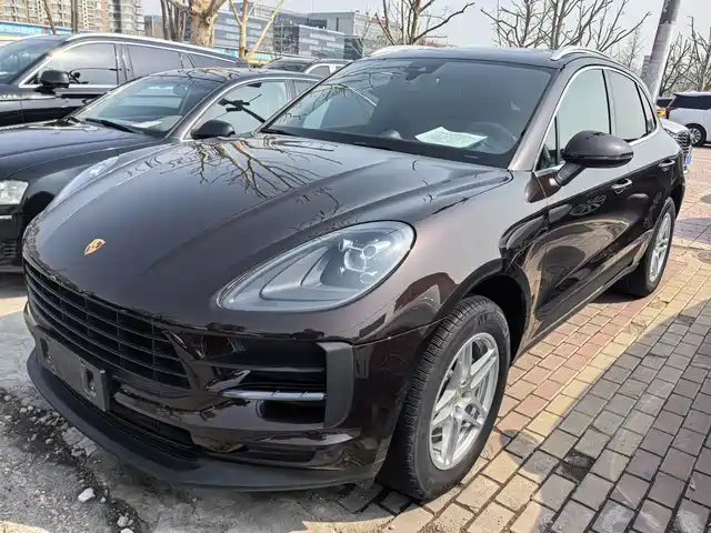 PORSCHE MACAN