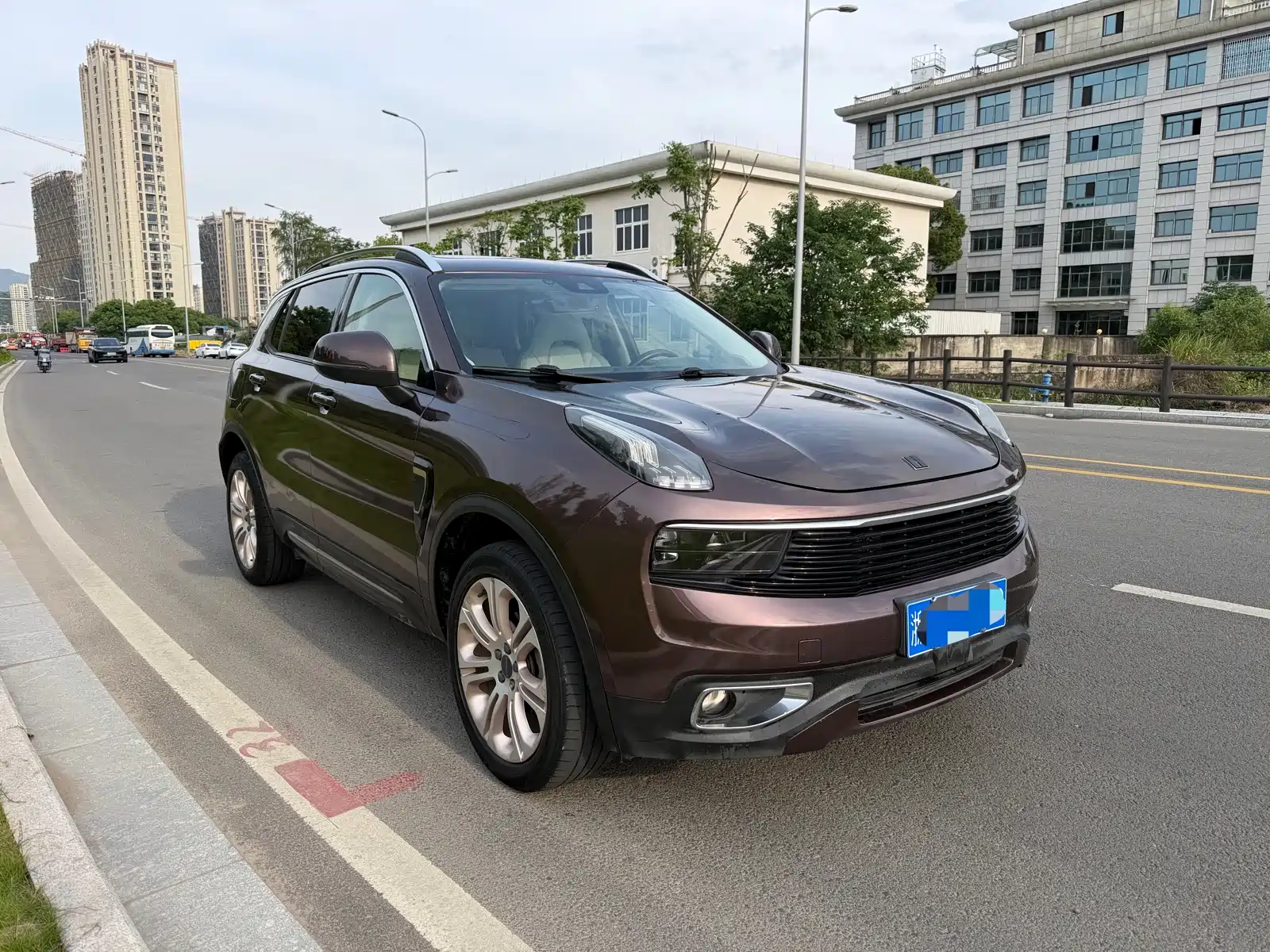 Фото 6 - Lynk & Co 01