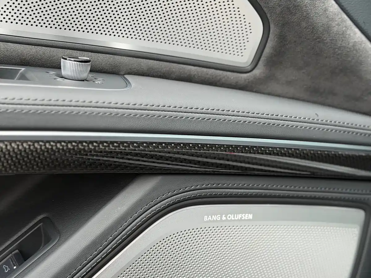 Photo 10 - Audi S8