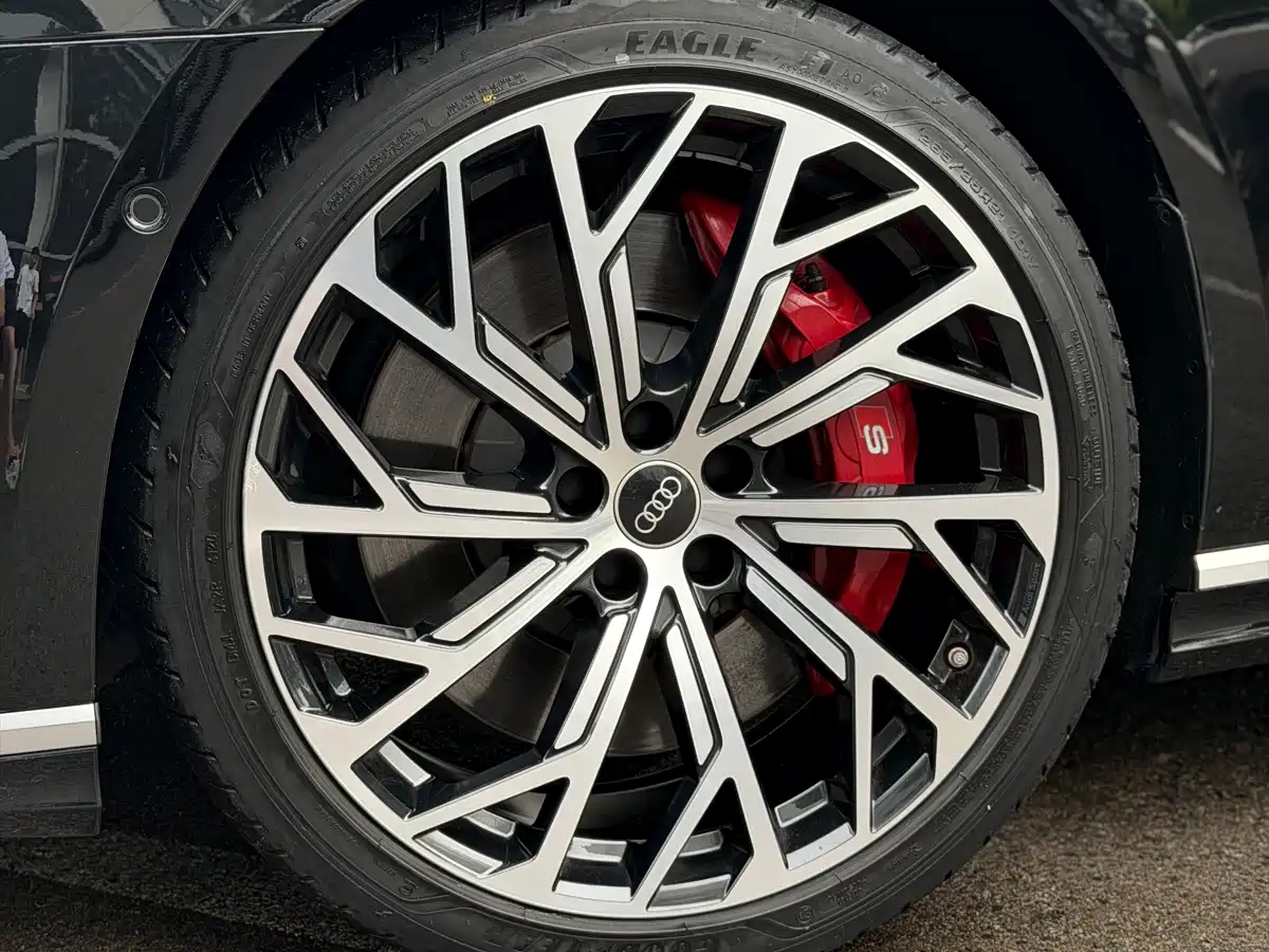 Photo 6 - Audi S8