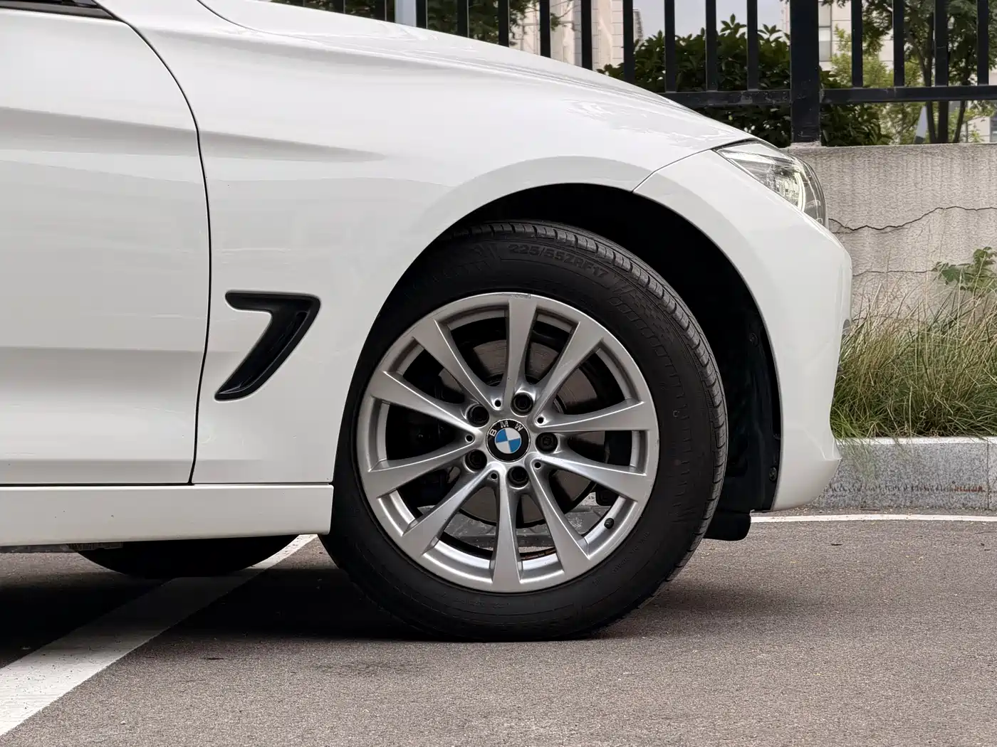 BMW 3 Series GT 2014 2013 Model 320i Leading