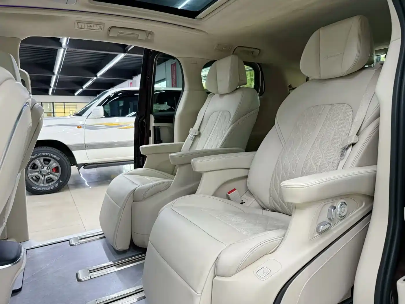 Buick GL8 2020 Avenir Six-Seat Elegance Edition фото 6