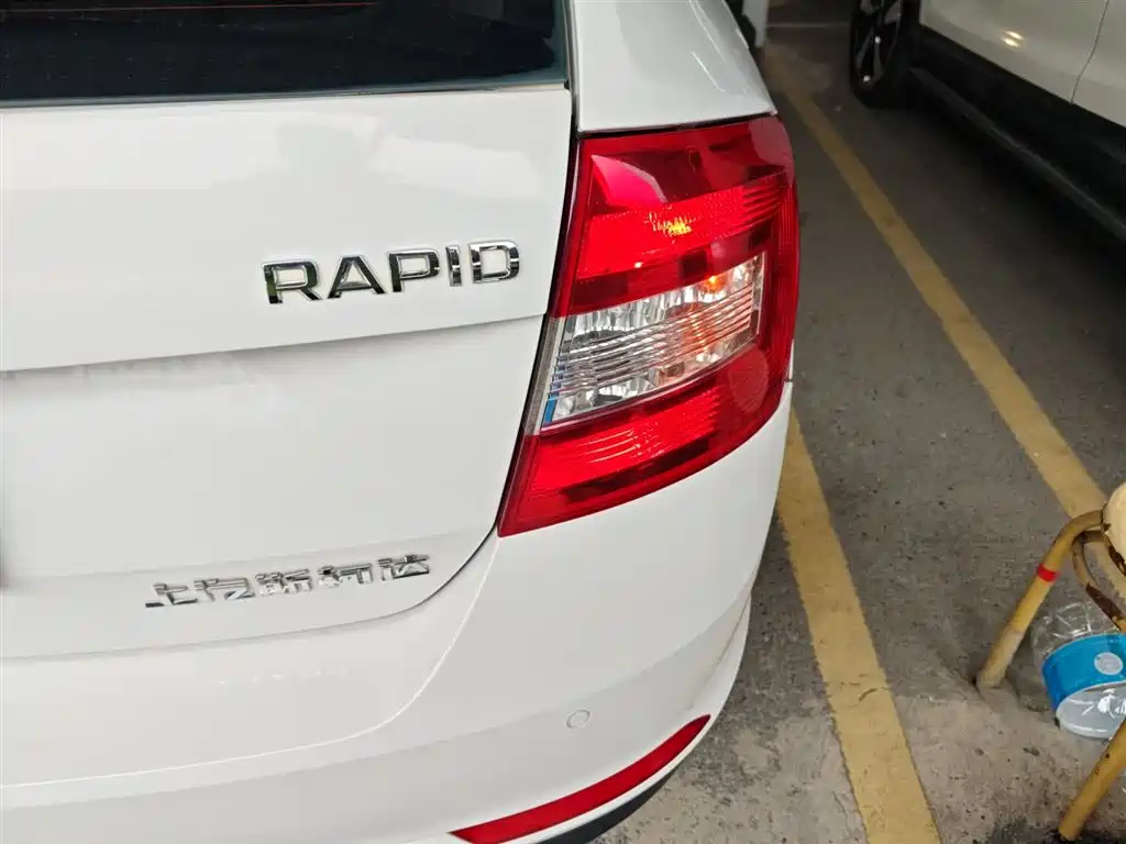 Škoda Skoda Rapid Spaceback 2016 Facelift 1.6L Automatic Innovation Edition фото 8