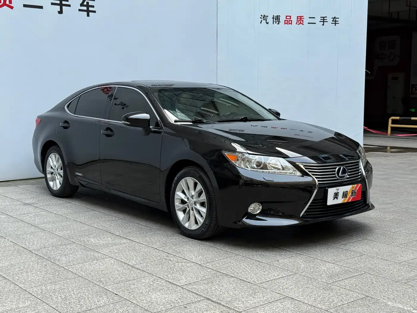 Lexus ES 2013 300h Luxury Edition фото 2