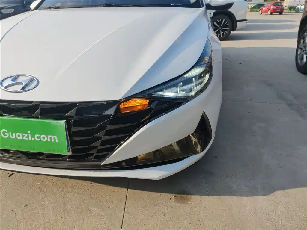 Hyundai Elantra 2022 1.5L CVT LUX Premium Edition фото 18