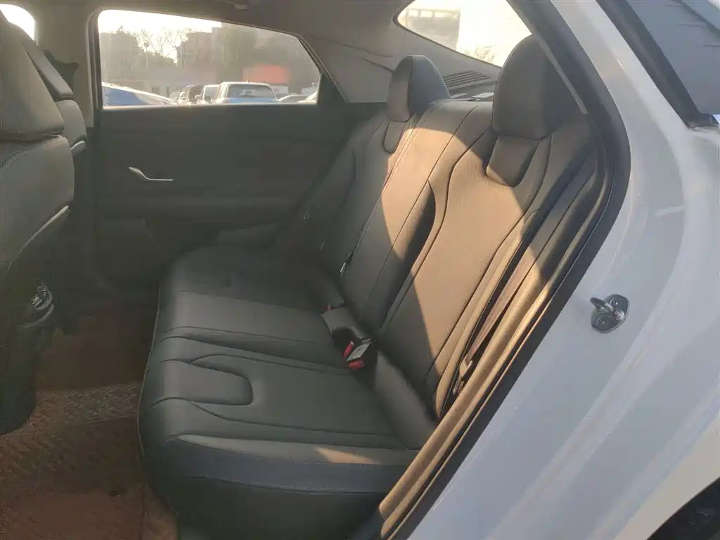 Hyundai Elantra 2022 1.5L CVT LUX Premium Edition фото 13