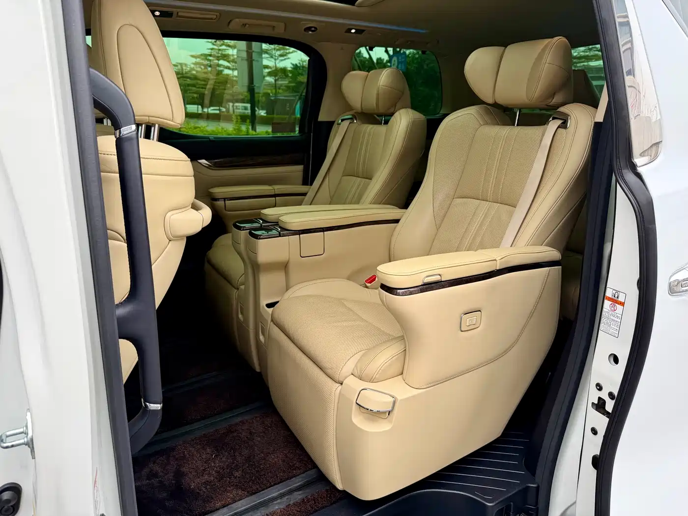 Toyota Alphard 2019 Hybrid 2.5L Premium Edition фото 18