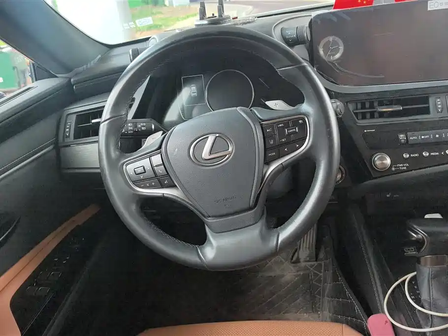 Lexus ES 2023 200 Excellence Edition фото 15